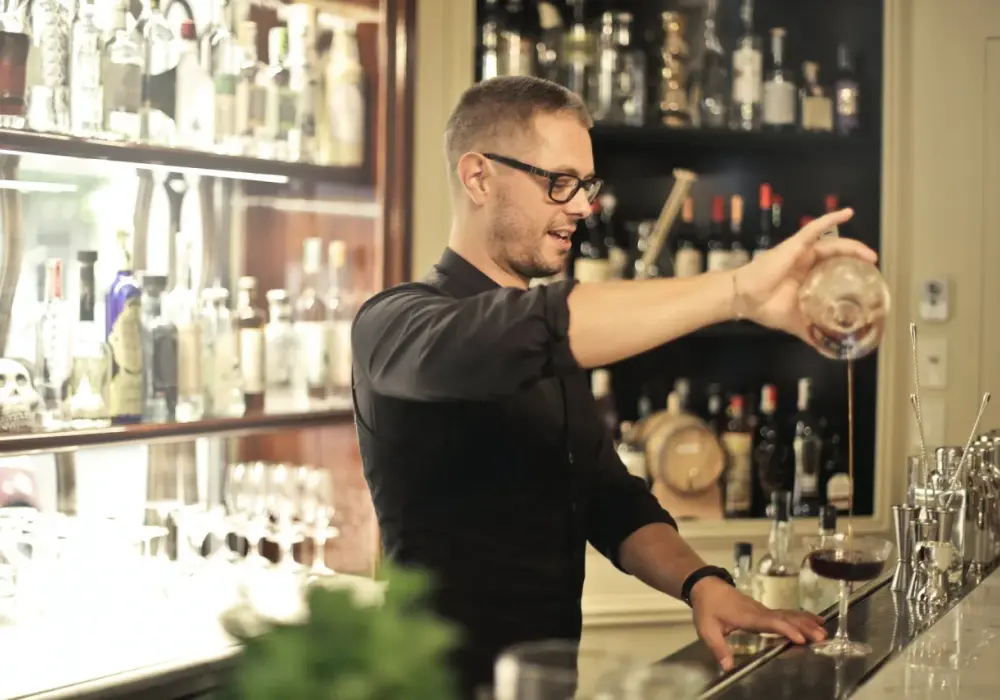 Barman - Kim jest, ile zarabia i jak nim zostać?