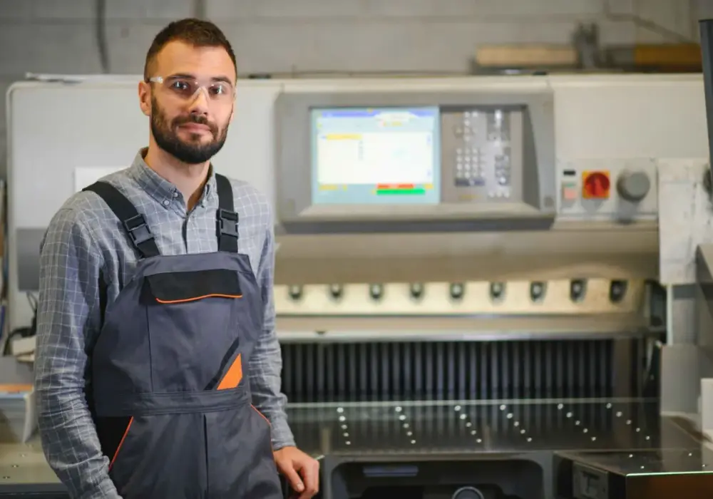 Operator CNC - Ile zarabia? Jak zacząć bez doświadczenia?