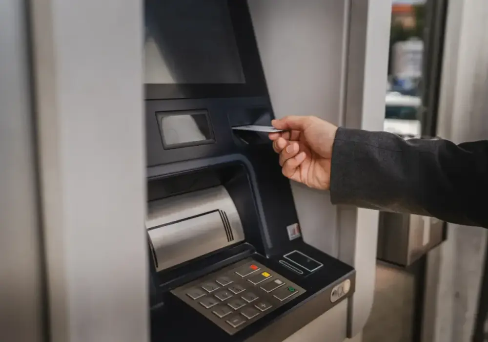 Ile można wypłacić z bankomatu? Sprawdź limity i uniknij opłat!