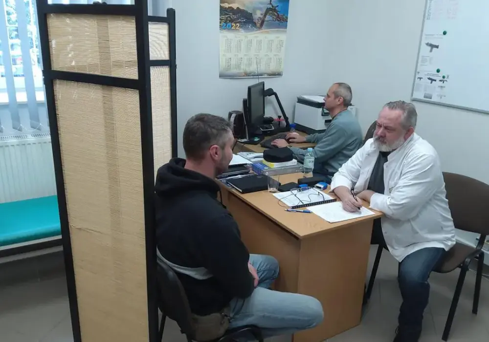 Jak wyglądają badania lekarskie do zawodowej służby wojskowej i co musisz wiedzieć