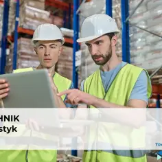 Dwóch mężczyzn w kamizelkach odblaskowych i kaskach analizuje dane na laptopie w magazynie. To przyszli technicy logistycy.