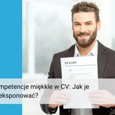 Uśmiechnięty mężczyzna w garniturze trzyma CV. Podkreśla, jak ważne są kompetencje miękkie w życiorysie.