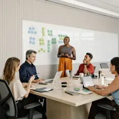 Zespół dyskutuje o strategii rozwoju, wykorzystując tablicę z notatkami. W tle widać logo Adyen, sugerujące, że firma może być partnerem w ich innowacyjnych rozwiązaniach płatniczych.