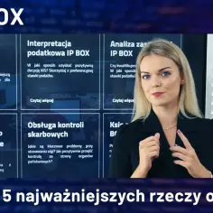 Kobieta w garniturze obok planszy z informacjami o IP BOX.