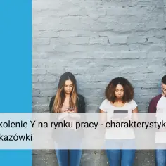 Trzy młode osoby, reprezentujące pokolenie Y, stoją przy murze, każda pochylona nad swoim smartfonem.