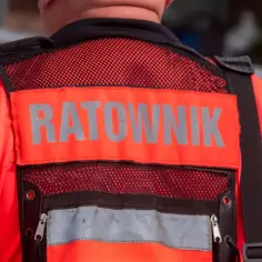 Ratownik medyczny w pomarańczowej kamizelce. Zastanawiasz się, ile zarabia ratownik medyczny?