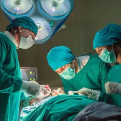 Zespół chirurgów w akcji. Zastanawiasz się, ile zarabia chirurg? To ciężka praca, ale i satysfakcjonująca.
