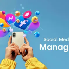 Ręce trzymające smartfon, otoczone ikonami mediów społecznościowych i emotikonami. Tekst "Social Media Manager" sugeruje, że to narzędzie dla każdego social media managera.
