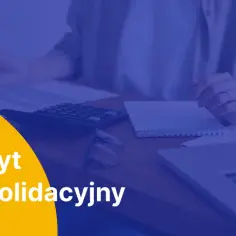 Osoba planuje finanse, korzystając z kalkulatora i notatnika. Tekst "Kredyt konsolidacyjny" sugeruje rozwiązanie problemów z wieloma zobowiązaniami.