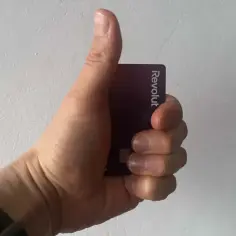 Kciuk w górę z kartą Revolut. Nawet jeśli komornik zapuka, mam środki na koncie.