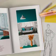Otwarta księga z inspiracjami: projekt wnętrz i szkice mody. To jest portfolio, co to znaczy?