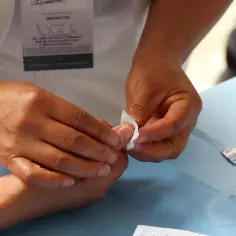 Pielęgniarka opatruje ranę. Ile zarabia pielęgniarka? To pytanie nurtuje wiele osób.