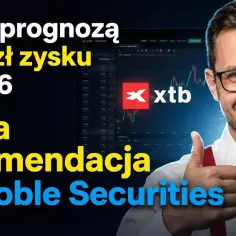 Szczęśliwy mężczyzna pokazuje kciuk w górę na tle wykresów i logo XTB. Prognoza zysków z akcji XTB na 2026 rok.