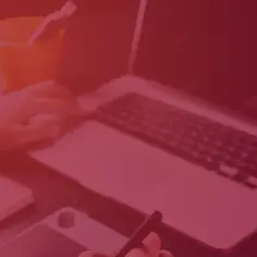 Ręce animatora pracują przy laptopie i tablecie graficznym, tworząc cyfrowe dzieła.
