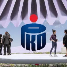 Ludzie dyskutują pod logo PKO BP, analizując notowania akcji.
