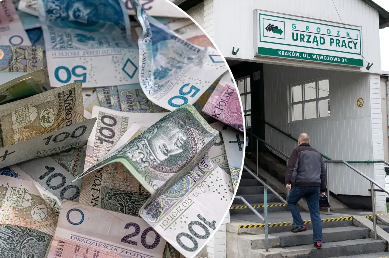 Stos banknotów, w tym 100 zł, 50 zł i 20 zł, obok wejścia do Urzędu Pracy w Krakowie. Czyżby ktoś szedł po kuroniówkę?