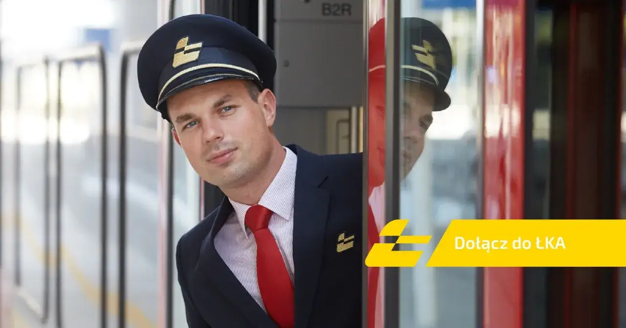 Uśmiechnięty konduktor w granatowym mundurze i czerwonym krawacie wychyla się z pociągu. Obok napis