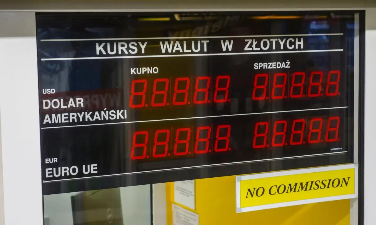 Tablica z kursami walut PKO BP: dolar amerykański i euro UE. Brak prowizji.