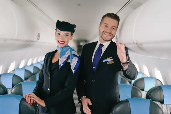 Jak zostać stewardessą? Prawdziwe wymagania i rekrutacja