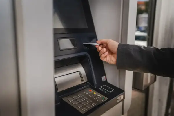 Ile można wypłacić z bankomatu? Sprawdź limity i uniknij opłat!