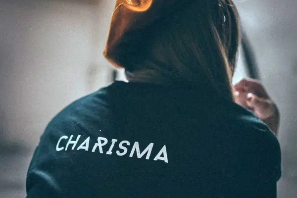 Charyzma w pracy - Jak budować wpływ i rozwijać karierę?